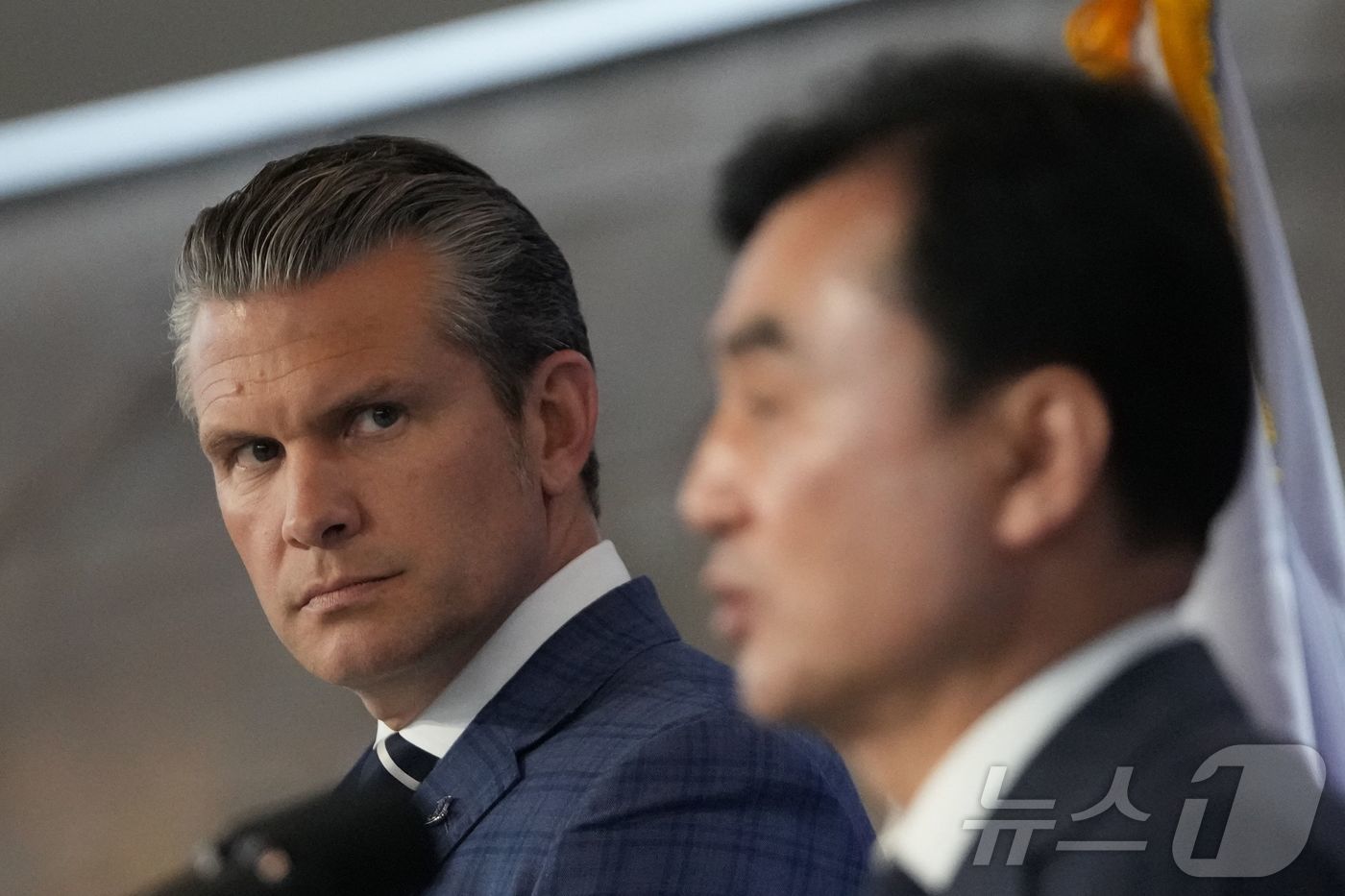 (서울 AFP=뉴스1) 이정환 기자 = 피트 헤그세스 미국 국방장관(왼쪽)이 4일 서울 용산구 국방부 청사에서 열린 제57차 한미안보협의회(SCM) 공동기자회견에서 안규백 한국 국 …