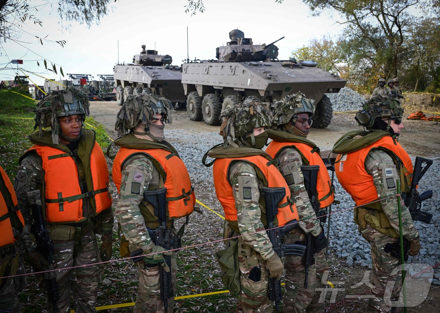 (산팀브루 AFP=뉴스1) 이정환 기자 = 지난 3일(현지시간) 프랑스 육군 병사들이 루마니아 산팀브루에서 진행된 '다치안 폴' 군사훈련 중 무레슈 강을 가로지르는 동력부교(PFM …