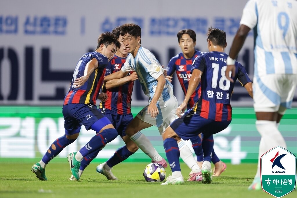 본문 이미지 - 빗셀 고베 원정 후 울산은 주말 수원FC와 맞대결을 펼친다. 강등권 탈출을 위한 처절한 맞대결이다. &#40;한국프로축구연맹 제공&#41;