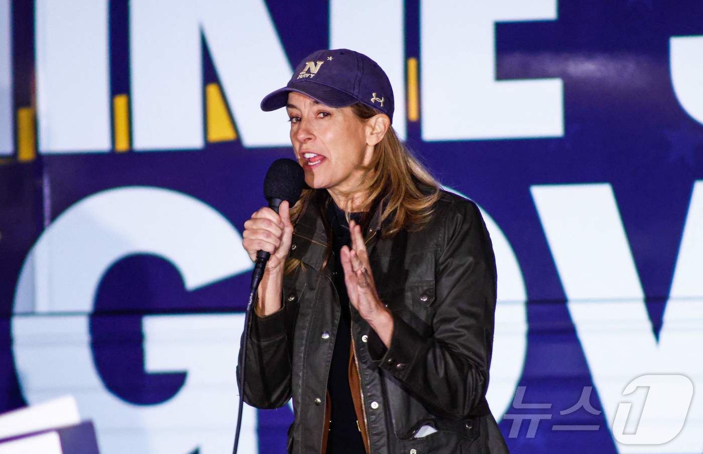 (몽클레어 AFP=뉴스1) 이정환 기자 = 3일(현지시간) 미키 셰릴 민주당 뉴저지 주지사 후보가 뉴저지주 몬트클레어에서 열린 선거 유세 행사에서 연설하고 있다. 셰릴 후보는 4일 …