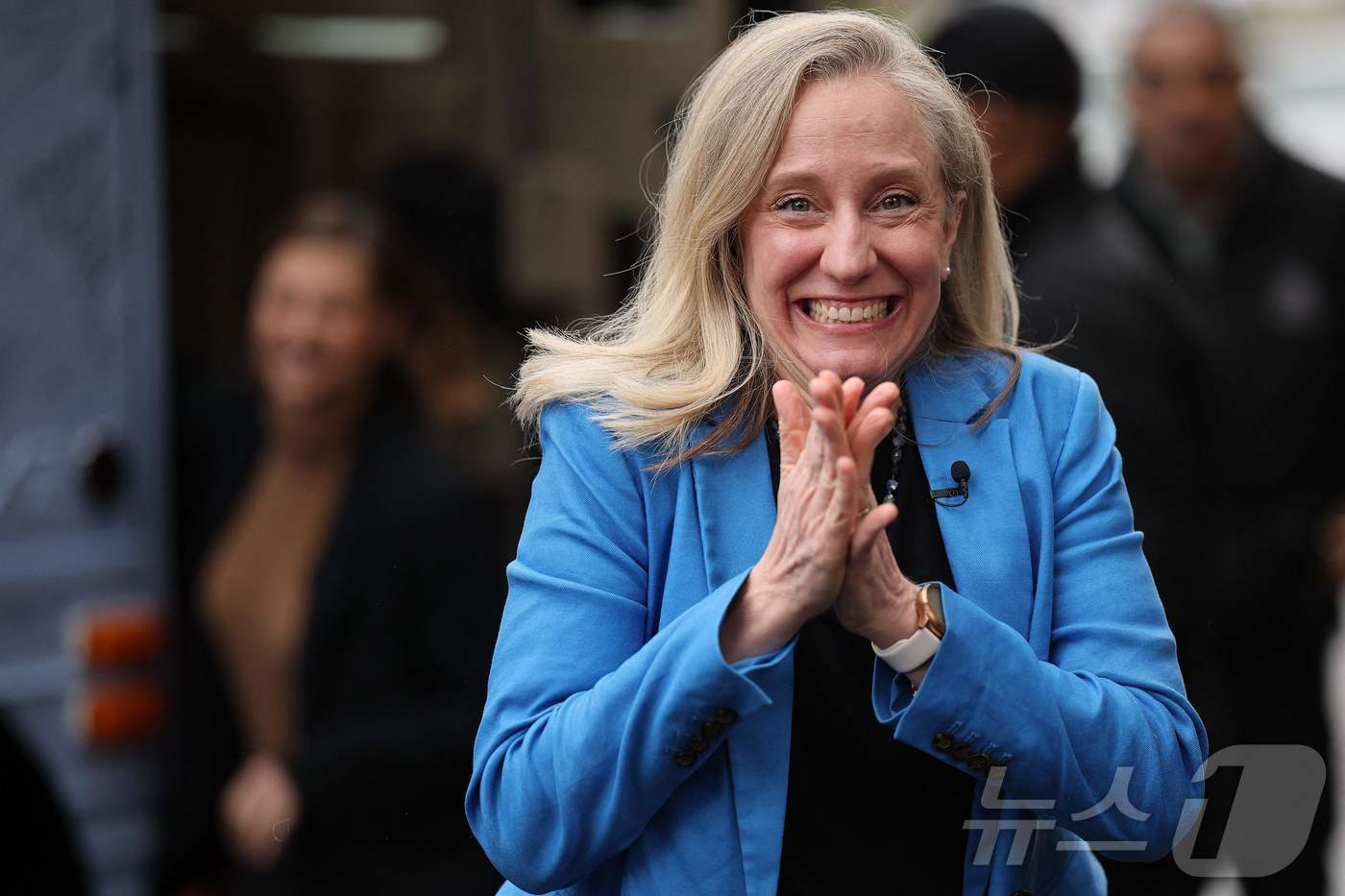 (리치먼드 AFP=뉴스1) 이정환 기자 = 애비게일 스팬버거 민주당 버지니아 주지사 후보가 3일(현지시간) 버지니아주 리치먼드에 있는 버지니아 커먼웰스 대학교에서 열린 유세에 도착 …