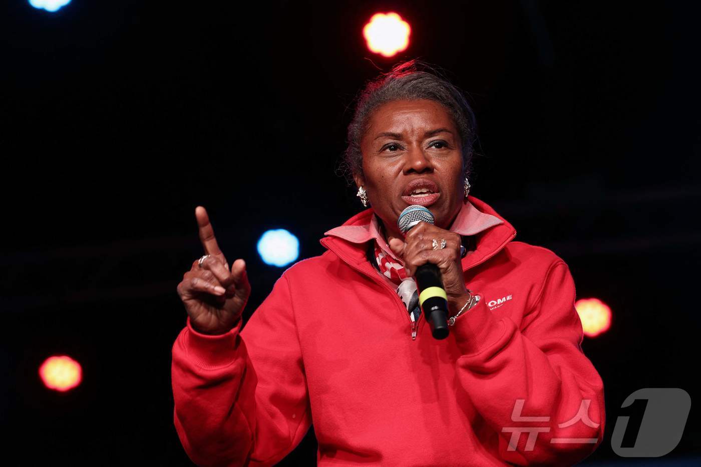 (매너서스 AFP=뉴스1) 이정환 기자 = 윈섬 얼 시어스 공화당 버지니아 주지사 후보가 3일(현지시간) 버지니아주 매너서스 솔즈베리 센터에서 열린 유세에서 연설하고 있다. 202 …