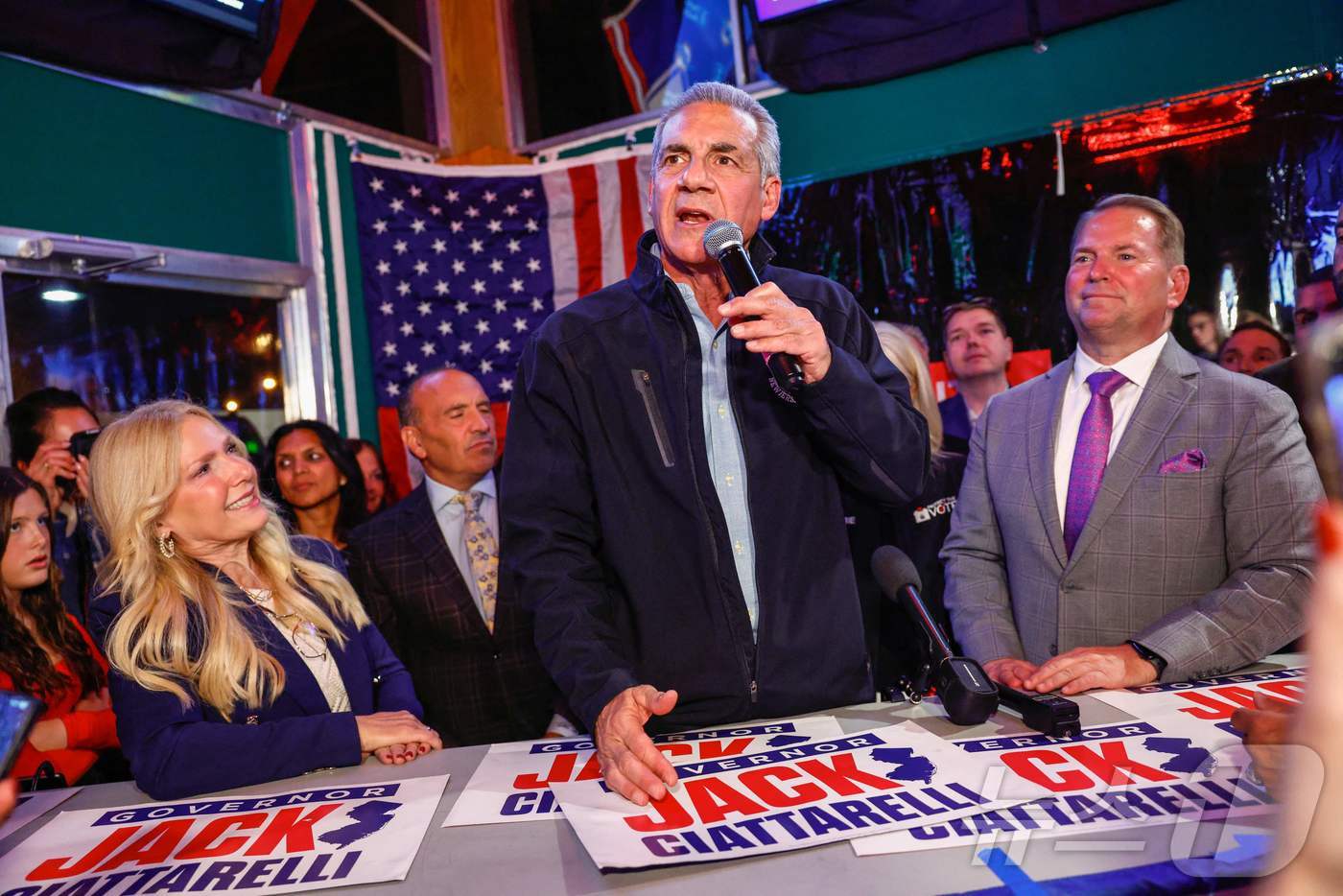 (넵튠 시티 AFP=뉴스1) 이정환 기자 = 뉴저지주 공화당 주지사 후보 잭 치타렐리가 3일(현지시간) 뉴저지주 넵튠 시티에서 열린 선거 유세 행사에서 연설하고 있다. 2025.1 …