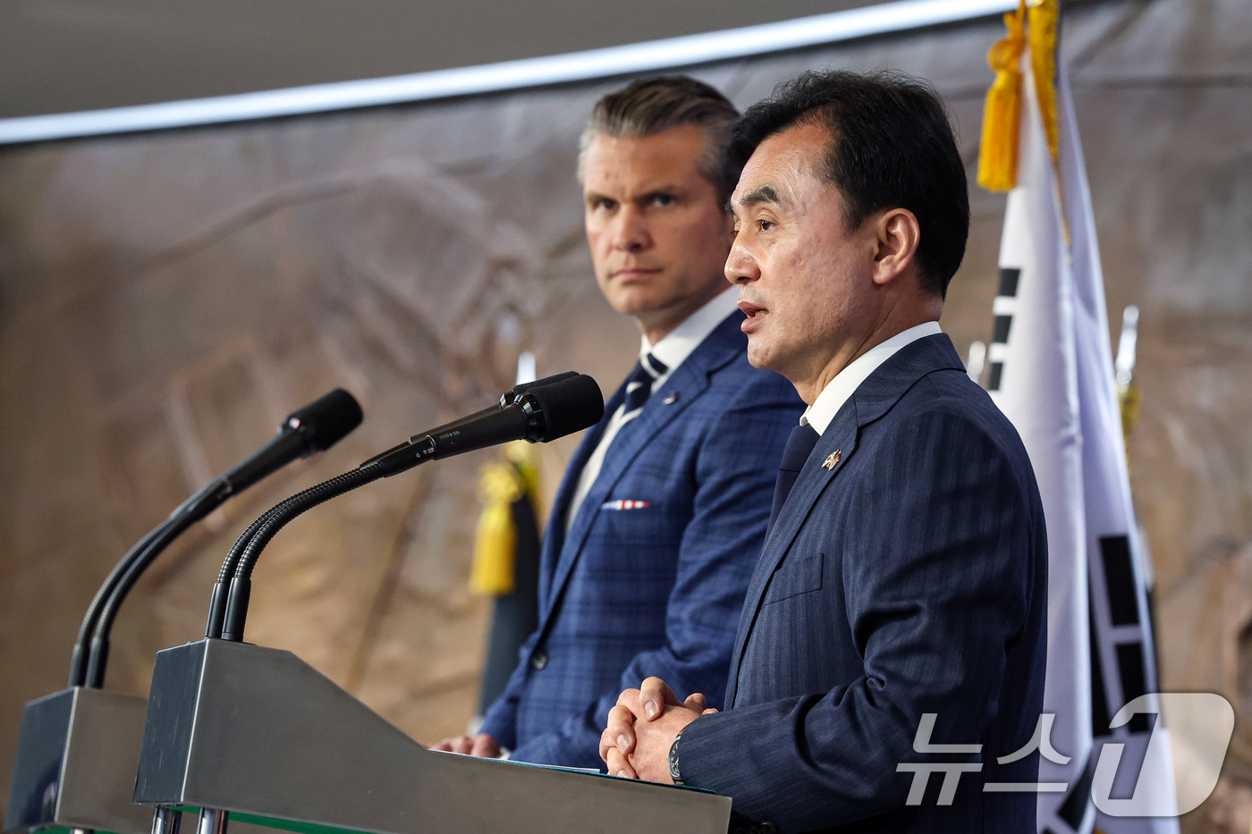 (서울=뉴스1) 사진공동취재단 = 안규백 국방부 장관이 4일 오후 서울 용산구 국방부 청사에서 제57차 한미안보협의회의(SCM)를 마치고 가진 공동기자회견에서 취재진의 질문에 답하 …