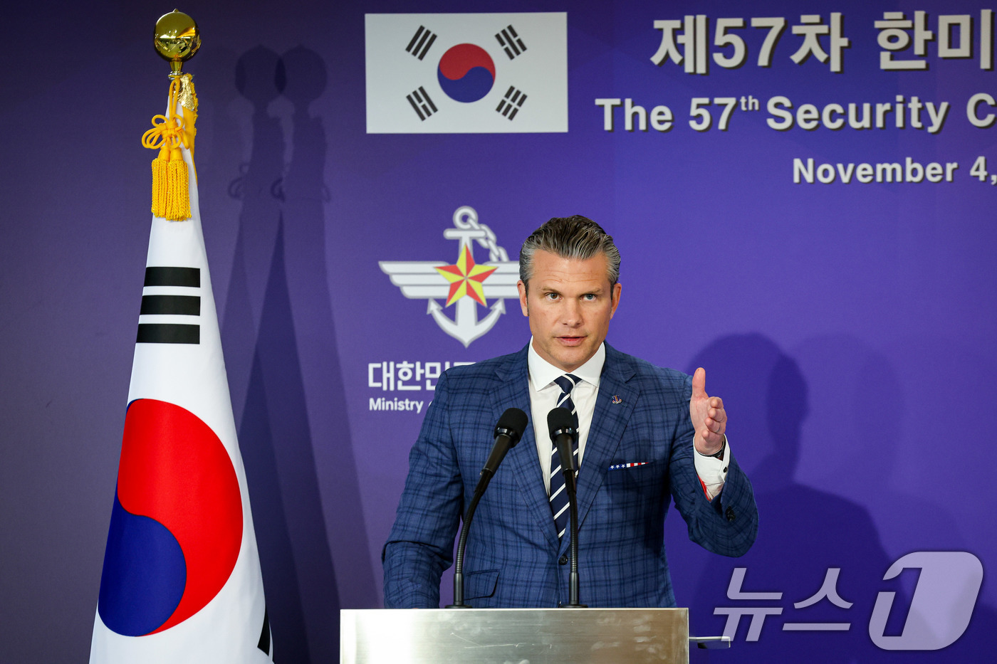 (서울=뉴스1) 사진공동취재단 = 피트 헤그세스 미국 전쟁부(국방부) 장관이 4일 오후 서울 용산구 국방부 청사에서 제57차 한미안보협의회의(SCM)를 마치고 가진 공동기자회견에서 …