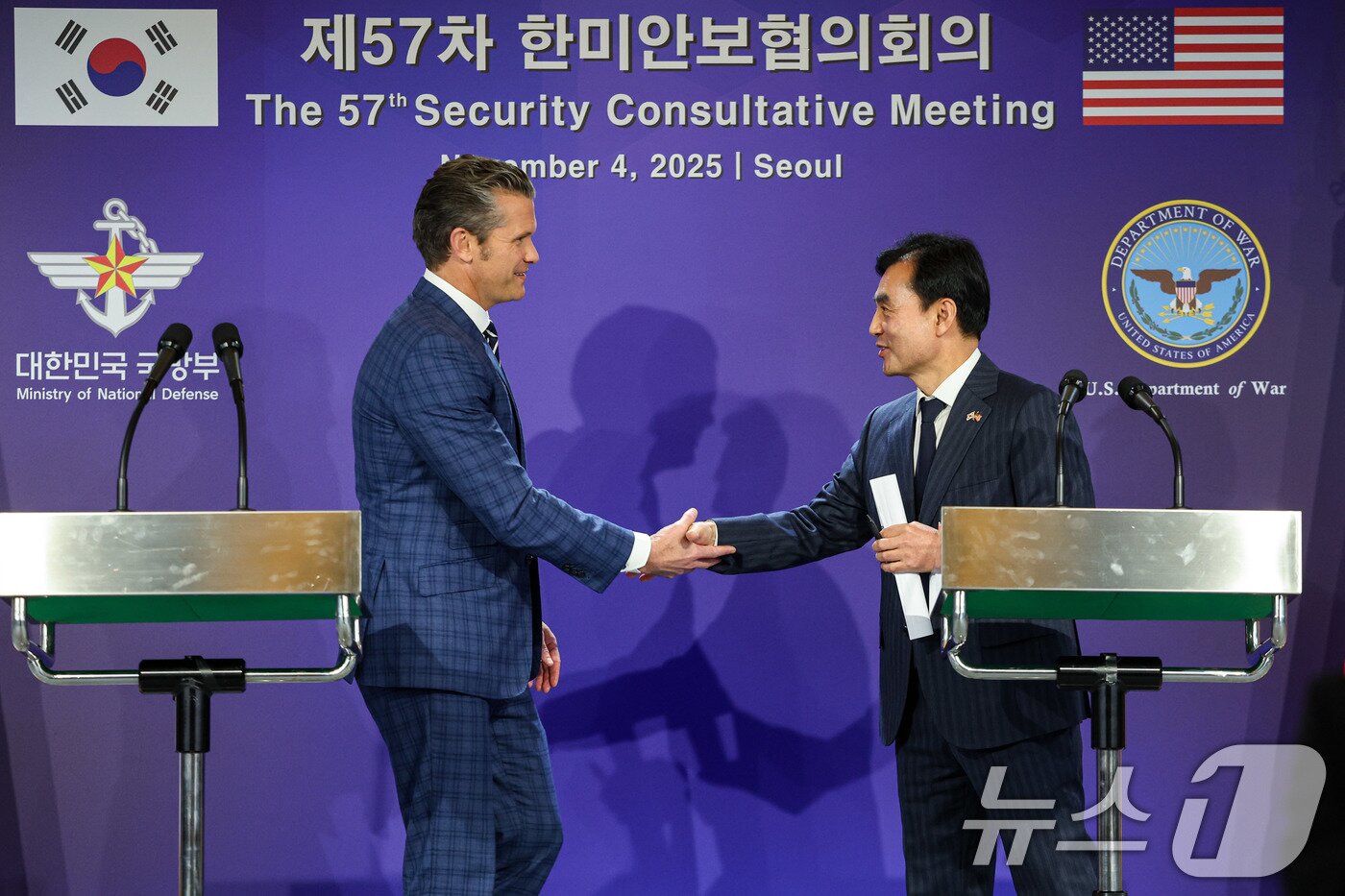 본문 이미지 - 안규백 국방부 장관과 피트 헤그세스 미국 전쟁부(국방부) 장관이 4일 오후 서울 용산구 국방부 청사에서 제57차 한미안보협의회의(SCM) 공동기자회견을 마치고 악수하고 있다. 2025.11.4/뉴스1 ⓒ News1 사진공동취재단