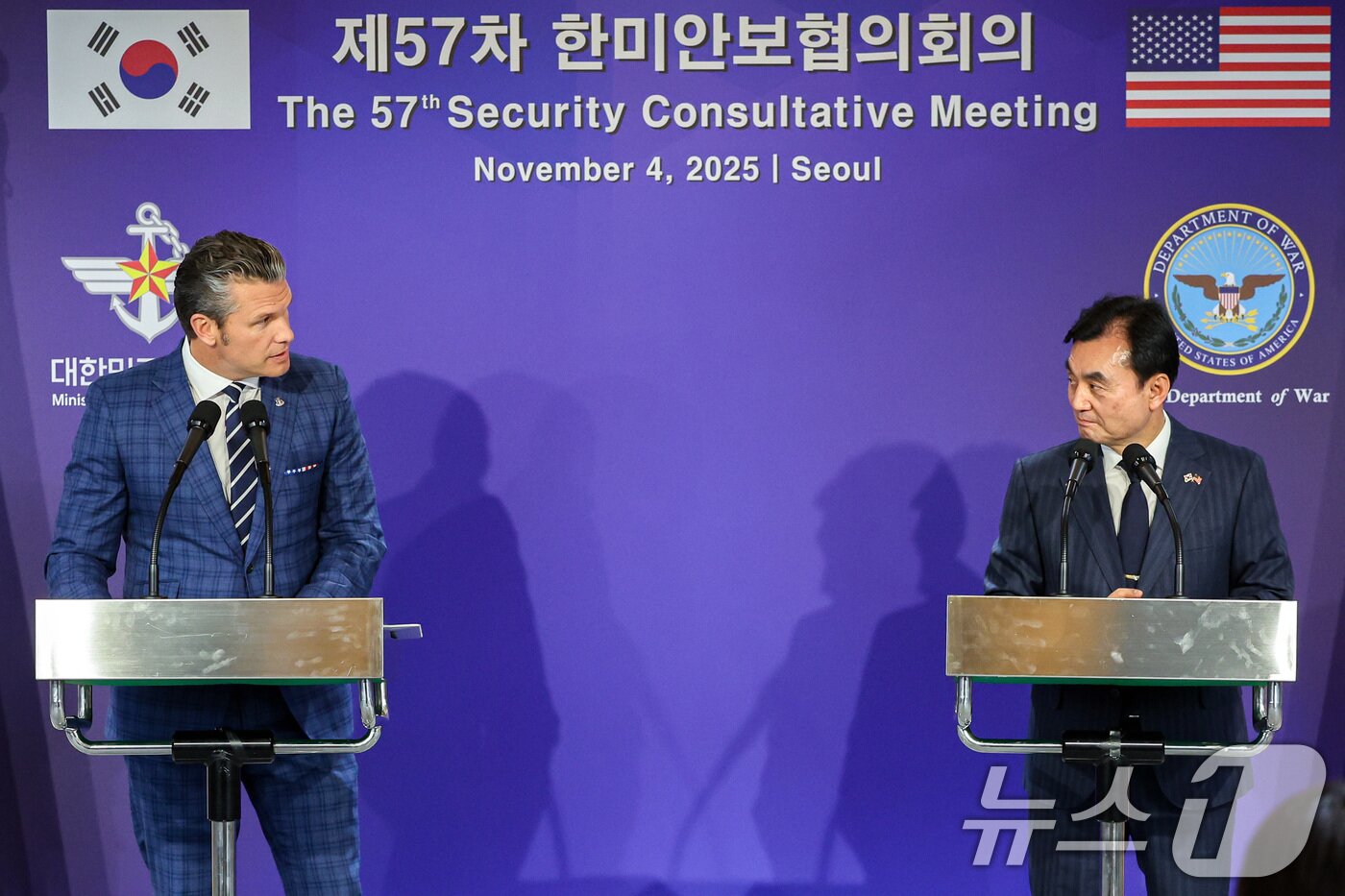 본문 이미지 - 안규백 국방부 장관과 피트 헤그세스 미국 전쟁부&#40;국방부&#41; 장관이 4일 오후 서울 용산구 국방부 청사에서 제57차 한미안보협의회의&#40;SCM&#41;를 마치고 가진 공동기자회견에서 취재진의 질문에 답하고 있다. 2025.11.4/뉴스1 ⓒ News1 사진공동취재단