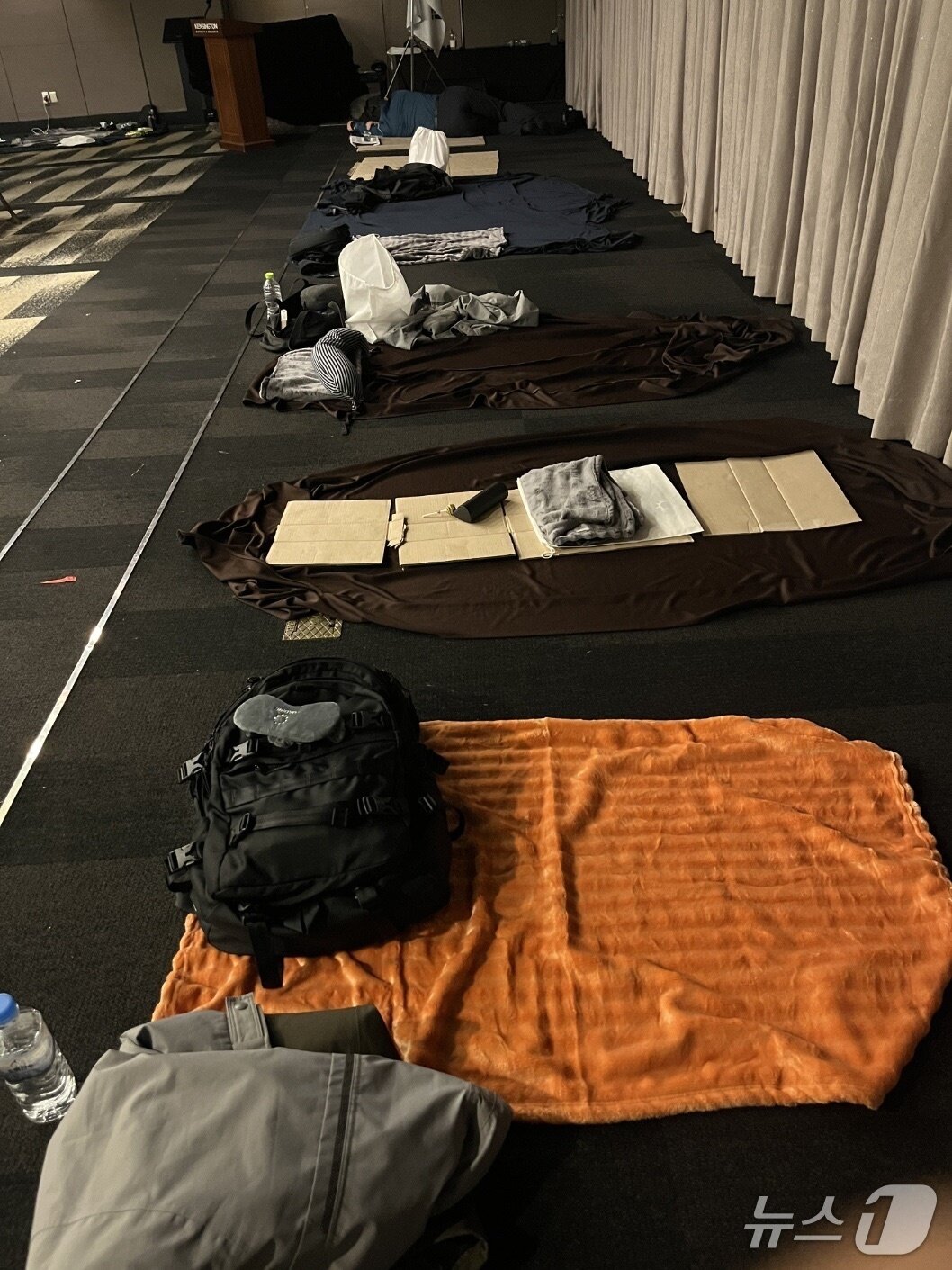 본문 이미지 - 2025 경주 아시아태평양경제협력체(APEC) 정상회의 기간 현장 경찰관들에게 제공된 일부 장소의 모습. 숙소로 제공된 것 아니냐는 지적이 나왔으나, 경찰 측은 '대기장소'라고 설명했다. (사진=경찰 관계자)