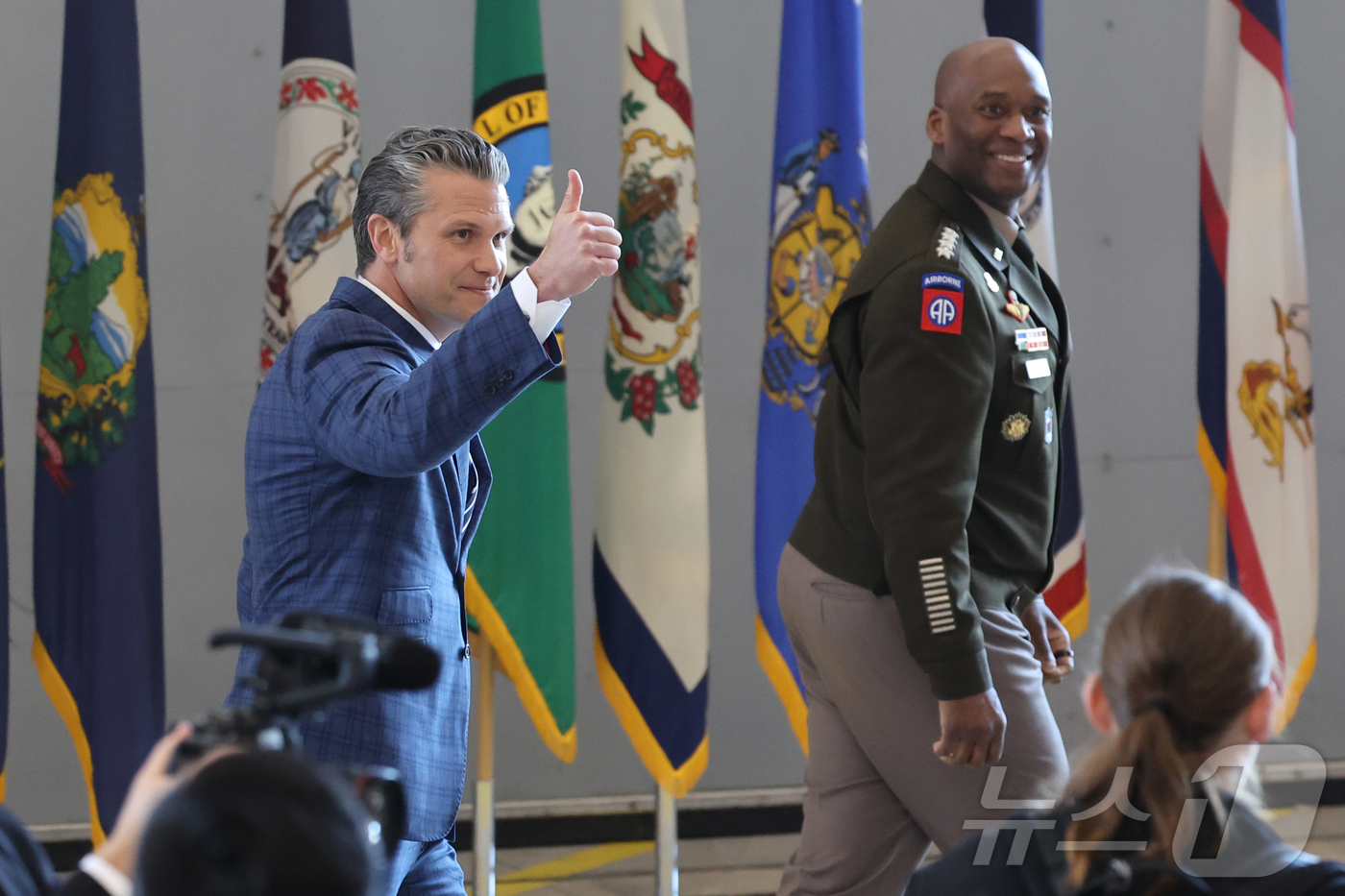 (서울=뉴스1) = 피트 헤그세스 미국 전쟁부(국방부) 장관이 4일 경기도 평택시 캠프 험프리스에서 열린 장병격려행사에서 격려사를 마친 뒤 장병들을 향해 엄지를 치켜 세우고 있다. …