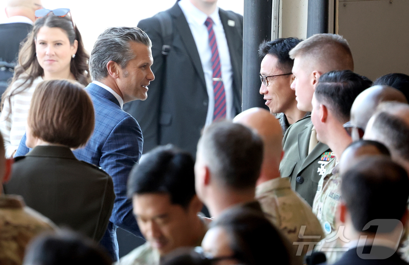 (서울=뉴스1) = 피트 헤그세스 미국 전쟁부(국방부) 장관이 4일 경기도 평택시 캠프 험프리스에서 열린 장병격려행사에서 격려사를 마친 후 이동하던 중 한미 장병들과 인사를 나누고 …