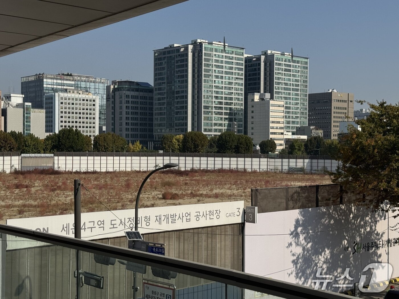 본문 이미지 - 4일 오전 종로구 '세운4구역' 재개발 공사 현장의 모습 2025.11.04/ 뉴스1 ⓒ News1 윤주현 기자