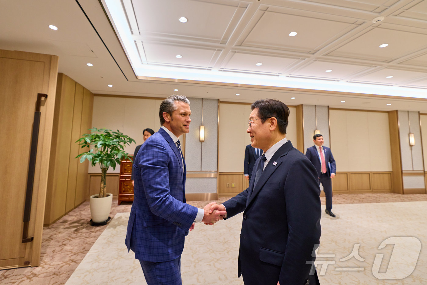 (서울=뉴스1) 이재명 기자 = 이재명 대통령이 4일 서울 용산 대통령실 청사에서 피트 헤그세스 미국 국방부 장관 접견에 앞서 악수하고 있다. (대통령실 제공. 재판매 및 DB 금 …