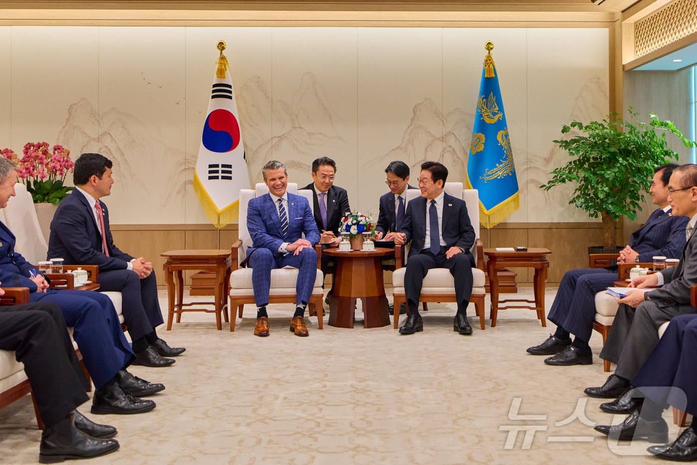 (서울=뉴스1) 이재명 기자 = 이재명 대통령이 4일 서울 용산 대통령실 청사에서 피트 헤그세스 미국 국방부 장관을 접견하고 있다. (대통령실 제공. 재판매 및 DB 금지)  20 …