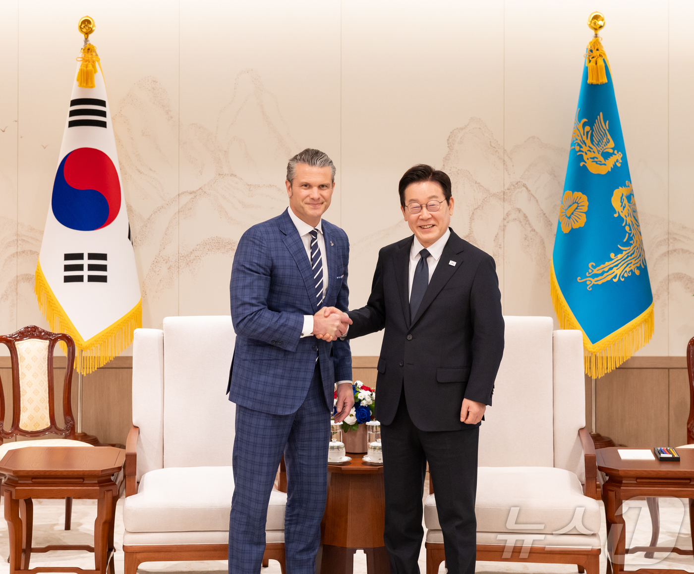 (서울=뉴스1) 이재명 기자 = 이재명 대통령이 4일 서울 용산 대통령실 청사에서 피트 헤그세스 미국 국방부 장관 접견에 앞서 악수하고 있다. (대통령실 제공. 재판매 및 DB 금 …