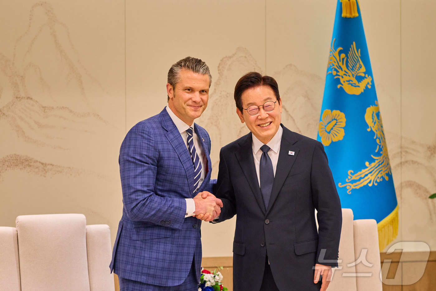 (서울=뉴스1) 이재명 기자 = 이재명 대통령이 4일 서울 용산 대통령실 청사에서 피트 헤그세스 미국 국방부 장관 접견에 앞서 악수하고 있다. (대통령실 제공. 재판매 및 DB 금 …