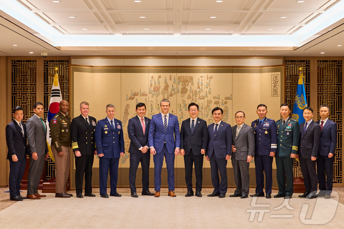 (서울=뉴스1) 이재명 기자 = 이재명 대통령이 4일 서울 용산 대통령실 청사에서 피트 헤그세스 미국 국방부 장관 접견하며 참석자들과 기념촬영을 하고 있다. (대통령실 제공. 재판 …