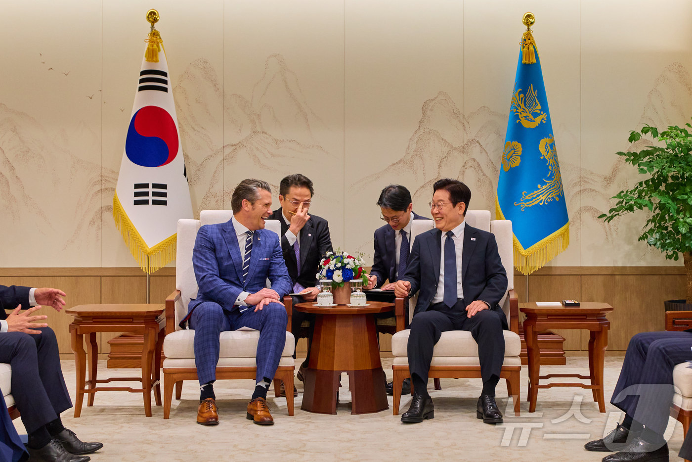 (서울=뉴스1) 이재명 기자 = 이재명 대통령이 4일 서울 용산 대통령실 청사에서 피트 헤그세스 미국 국방부 장관을 접견하고 있다. (대통령실 제공. 재판매 및 DB 금지)  20 …