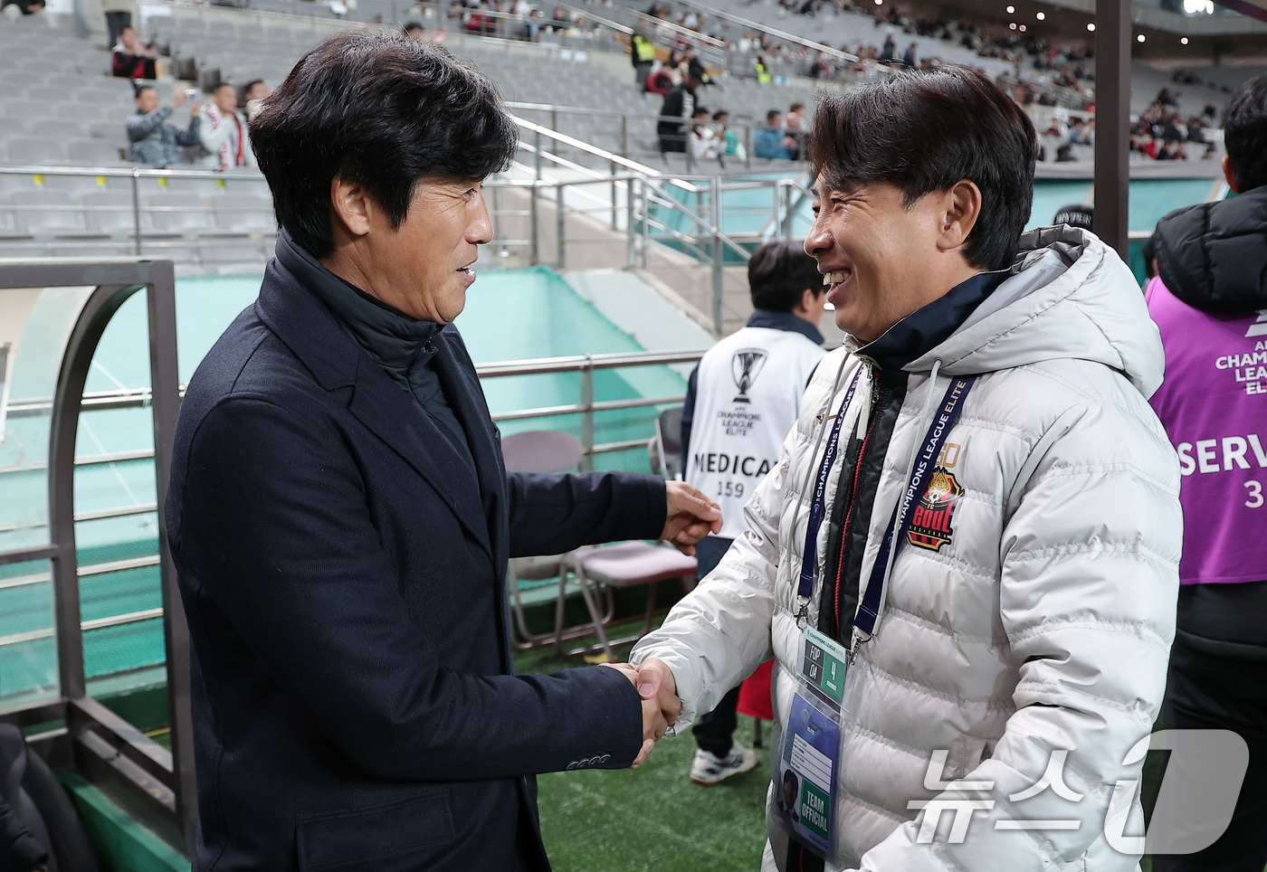 (서울=뉴스1) 김성진 기자 = FC서울 김기동 감독(오른쪽)과 청두 룽청 서정원 감독이 4일 서울 마포구 서울월드컵경기장에서 열린 '2025-2026 아시아축구연맹(AFC) 챔피 …