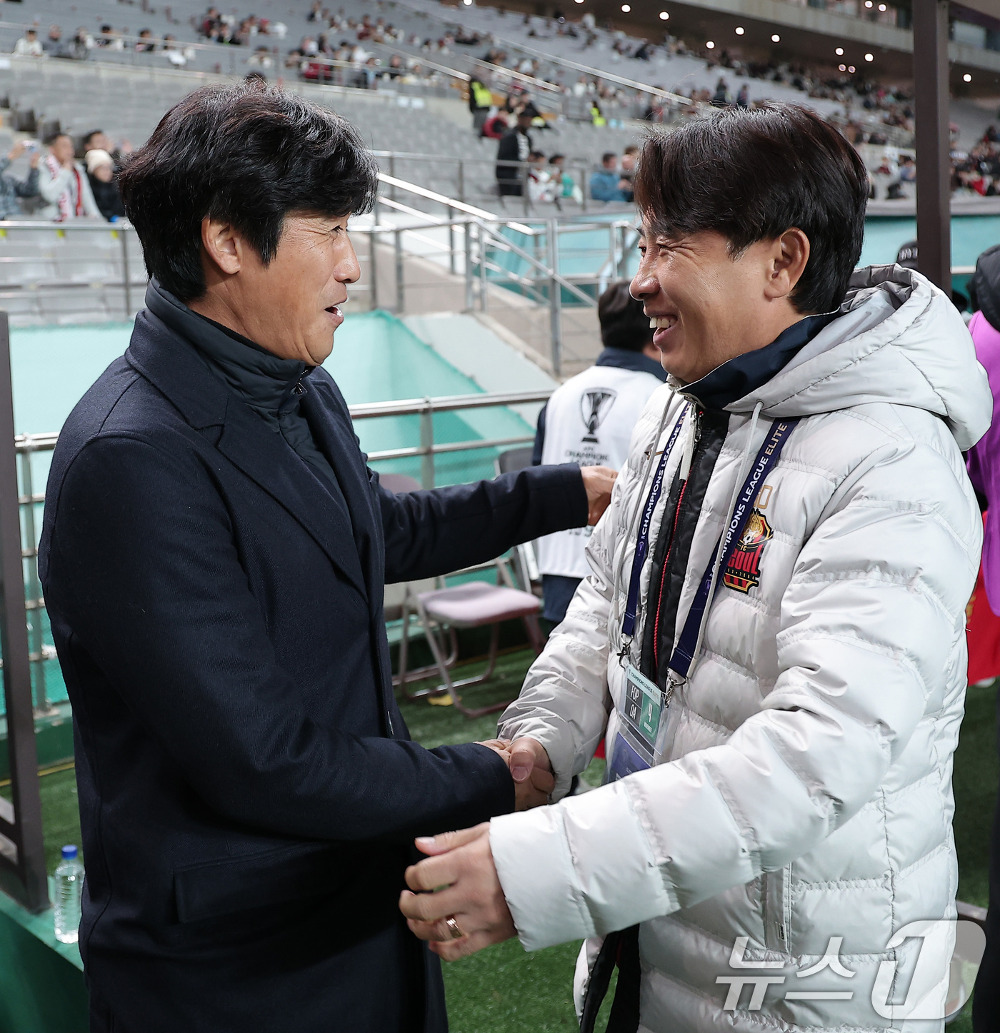 (서울=뉴스1) 김성진 기자 = FC서울 김기동 감독(오른쪽)과 청두 룽청 서정원 감독이 4일 서울 마포구 서울월드컵경기장에서 열린 '2025-2026 아시아축구연맹(AFC) 챔피 …