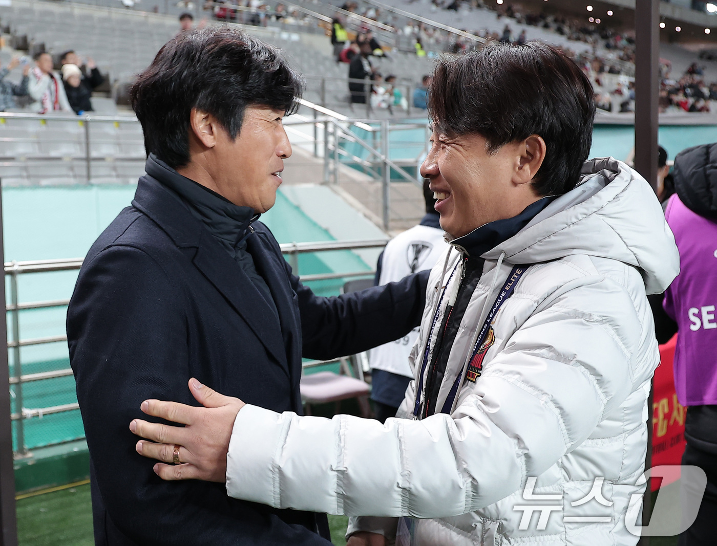 (서울=뉴스1) 김성진 기자 = FC서울 김기동 감독(오른쪽)과 청두 룽청 서정원 감독이 4일 서울 마포구 서울월드컵경기장에서 열린 '2025-2026 아시아축구연맹(AFC) 챔피 …