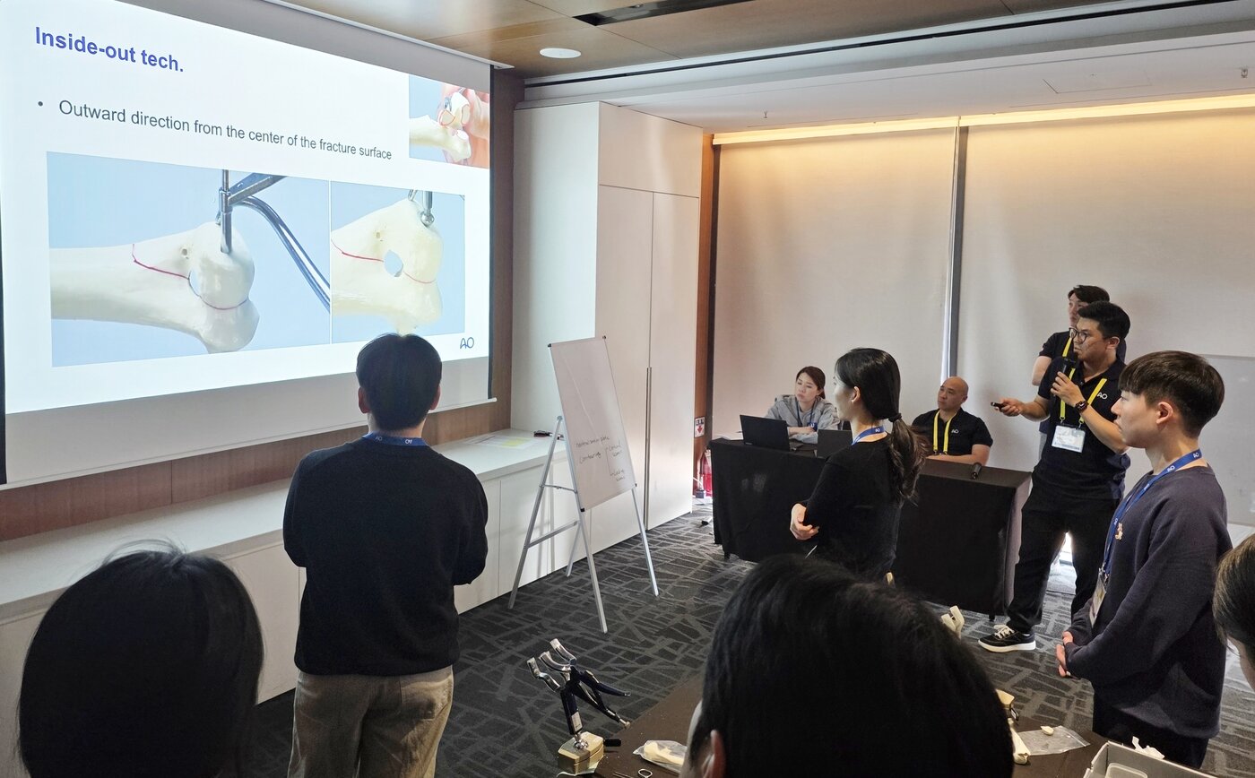 본문 이미지 - 지난 4일 상완골 골절(humeral condyle fracture)에서 지연 나사(lag screw) 고정술 실습강사로 참여한 최훈 로얄동물메디컬센터 본원 원장(AO VET 제공) ⓒ 뉴스1