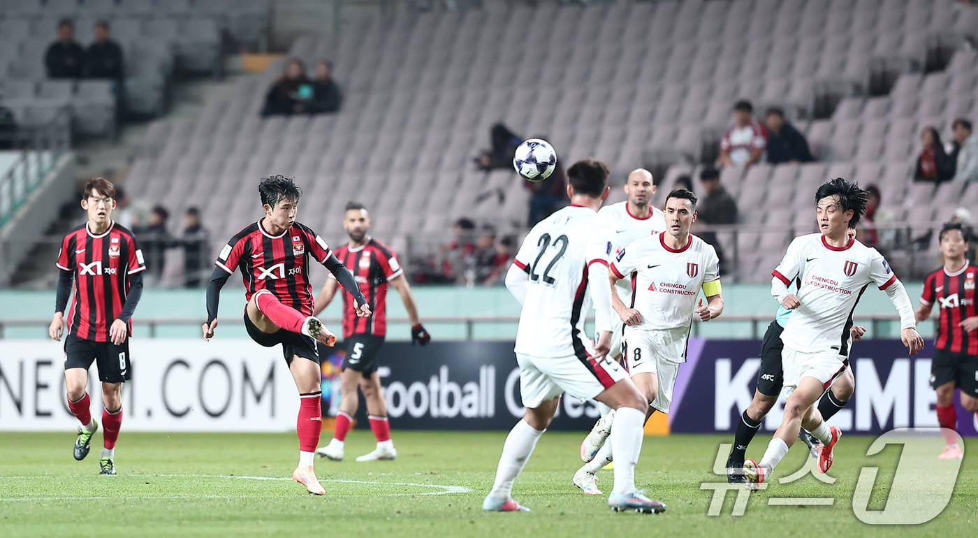 (서울=뉴스1) 김성진 기자 = FC서울 정승원이 4일 서울 마포구 서울월드컵경기장에서 열린 '2025-2026 아시아축구연맹(AFC) 챔피언스리그 엘리트(ACLE)' 리그 스테이 …