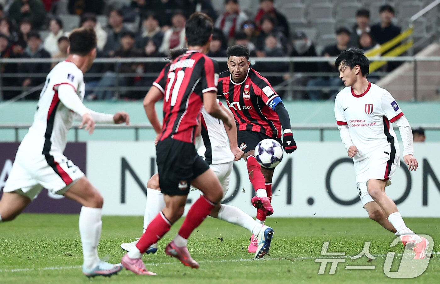 본문 이미지 - FC서울 제시 린가드가 4일 서울 마포구 서울월드컵경기장에서 열린 &#39;2025-2026 아시아축구연맹&#40;AFC&#41; 챔피언스리그 엘리트&#40;ACLE&#41;&#39; 리그 스테이지 4차전 FC서울과 청두 룽청의 경기에서 슈팅을 때리고 있다. 2025.11.4/뉴스1 ⓒ News1 김성진 기자