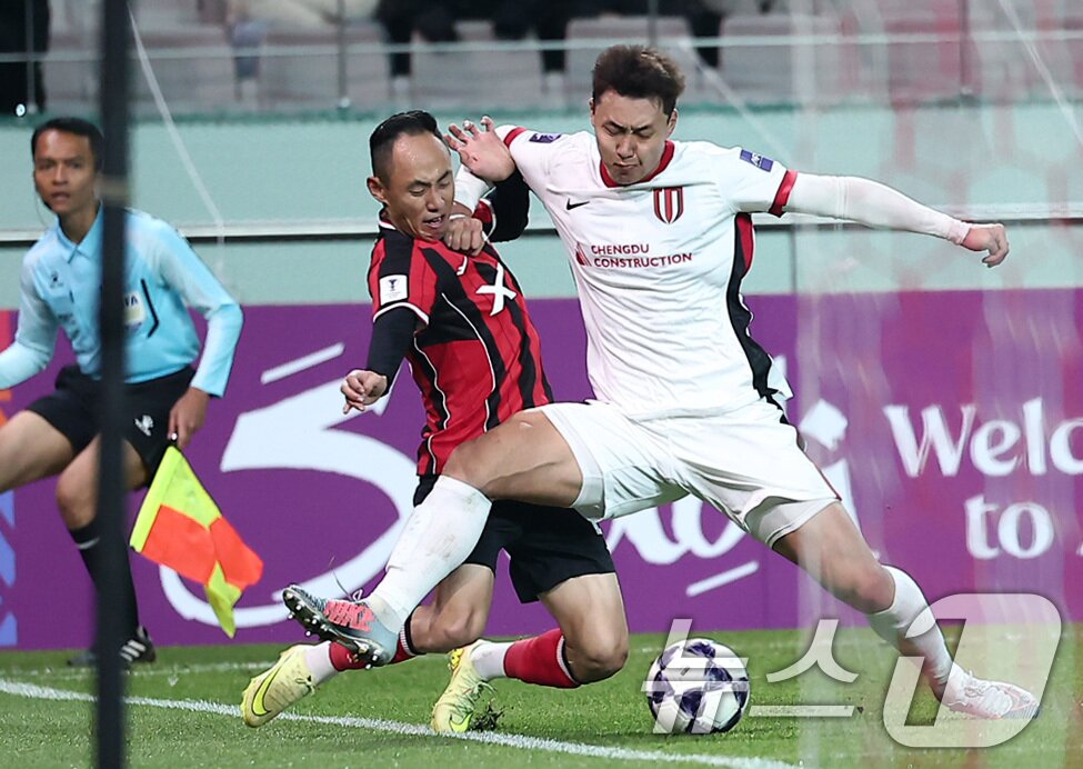 본문 이미지 - FC서울 문선민이 4일 서울 마포구 서울월드컵경기장에서 열린 &#39;2025-2026 아시아축구연맹&#40;AFC&#41; 챔피언스리그 엘리트&#40;ACLE&#41;&#39; 리그 스테이지 4차전 FC서울과 청두 룽청의 경기에서 청두 룽청 리 양과 볼경합을 하고 있다. 2025.11.4/뉴스1 ⓒ News1 김성진 기자