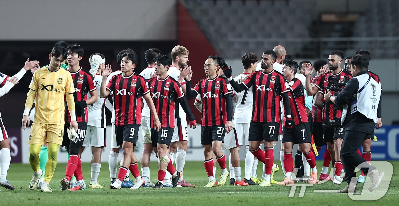 본문 이미지 - 청두와 비긴 뒤 아쉬워하는 서울 선수들. 2025.11.4/뉴스1 ⓒ News1 김성진 기자