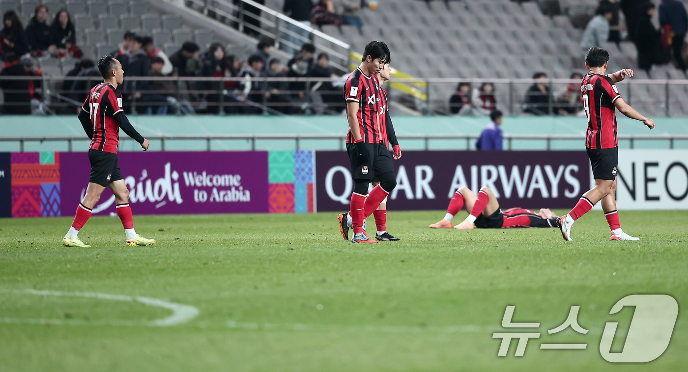 (서울=뉴스1) 김성진 기자 = FC서울 선수들이 4일 서울 마포구 서울월드컵경기장에서 열린 '2025-2026 아시아축구연맹(AFC) 챔피언스리그 엘리트(ACLE)' 리그 스테이 …