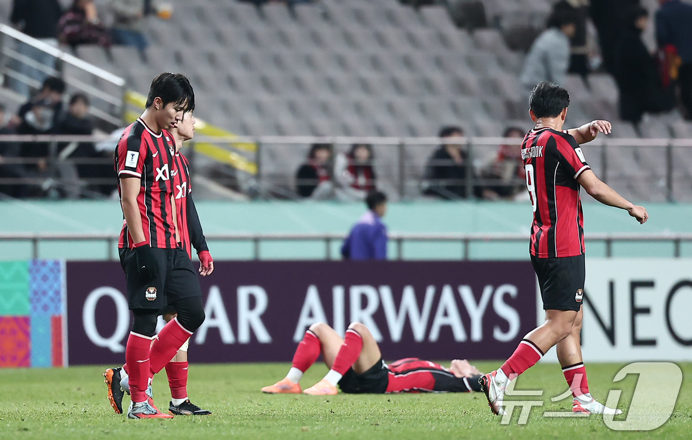 (서울=뉴스1) 김성진 기자 = FC서울 선수들이 4일 서울 마포구 서울월드컵경기장에서 열린 '2025-2026 아시아축구연맹(AFC) 챔피언스리그 엘리트(ACLE)' 리그 스테이 …