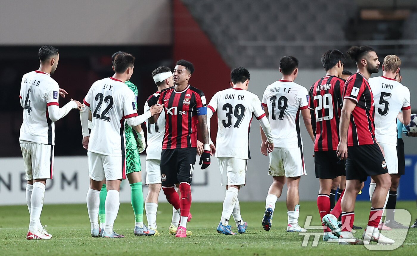 본문 이미지 - FC서울 제시 린가드가 4일 서울 마포구 서울월드컵경기장에서 열린 &#39;2025-2026 아시아축구연맹&#40;AFC&#41; 챔피언스리그 엘리트&#40;ACLE&#41;&#39; 리그 스테이지 4차전 FC서울과 청두 룽청의 경기에서 0-0 무승부를 기록한 후 청두 선수들과 인사하고 있다. 2025.11.4/뉴스1 ⓒ News1 김성진 기자