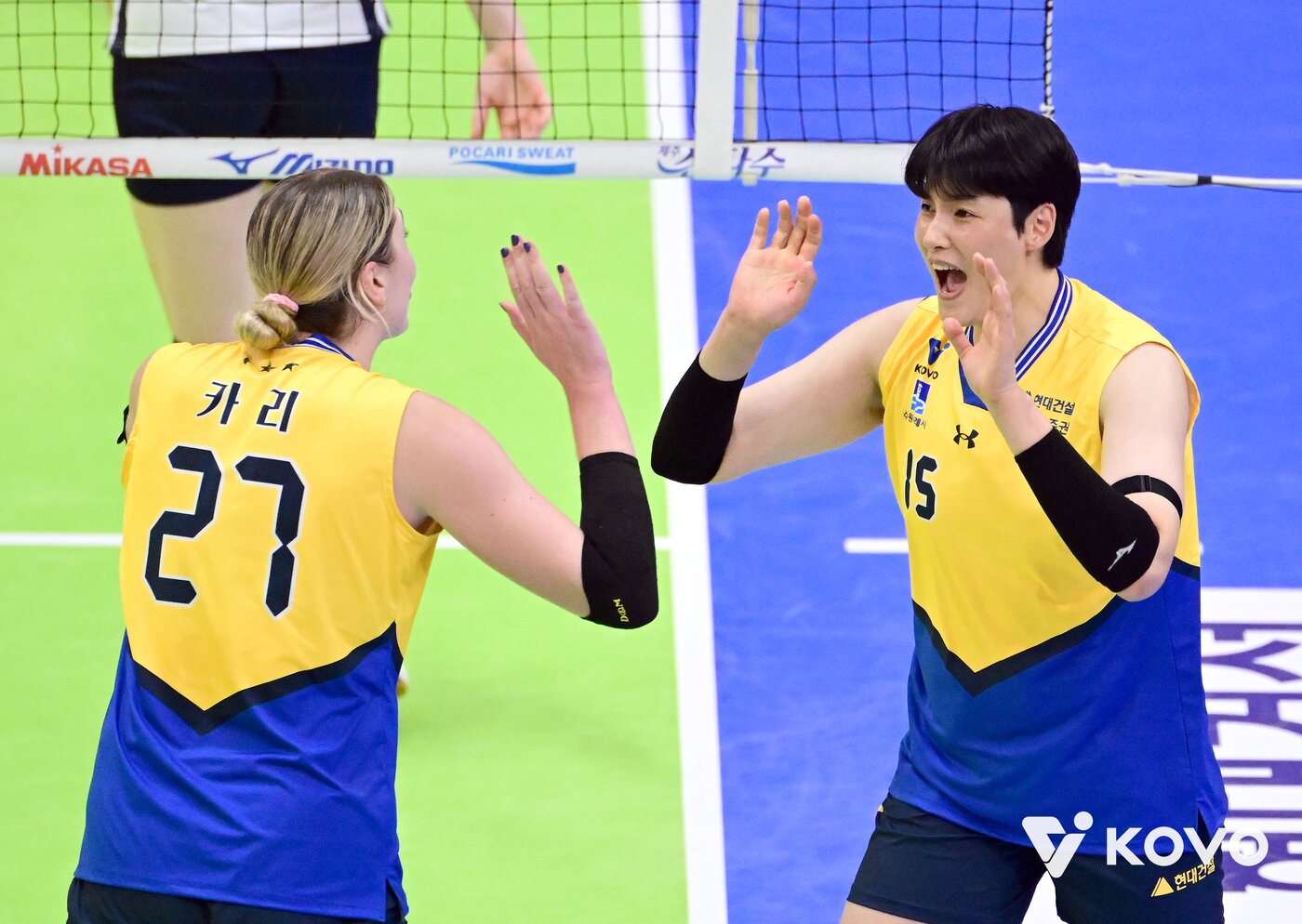 본문 이미지 -  IBK를 상대로 활약한 현대건설의 김희진&#40;오른쪽&#41;&#40;KOVO제공&#41;