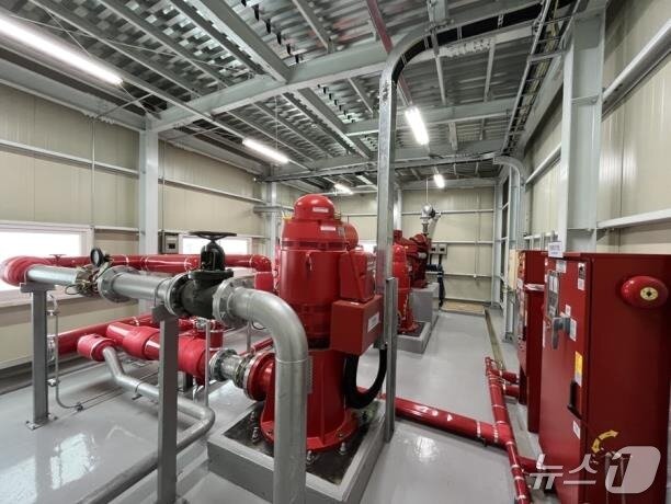 본문 이미지 - 2025년 하반기 경기 창의 안전 대상을 수상한 전기차 전용공장 내 배터리 창고 맞춤형 소방시설(스프링클러 등) 자진 구축. (경기도소방재난본부 제공. 재판매 및 DB 금지) 2025.11.4/뉴스1