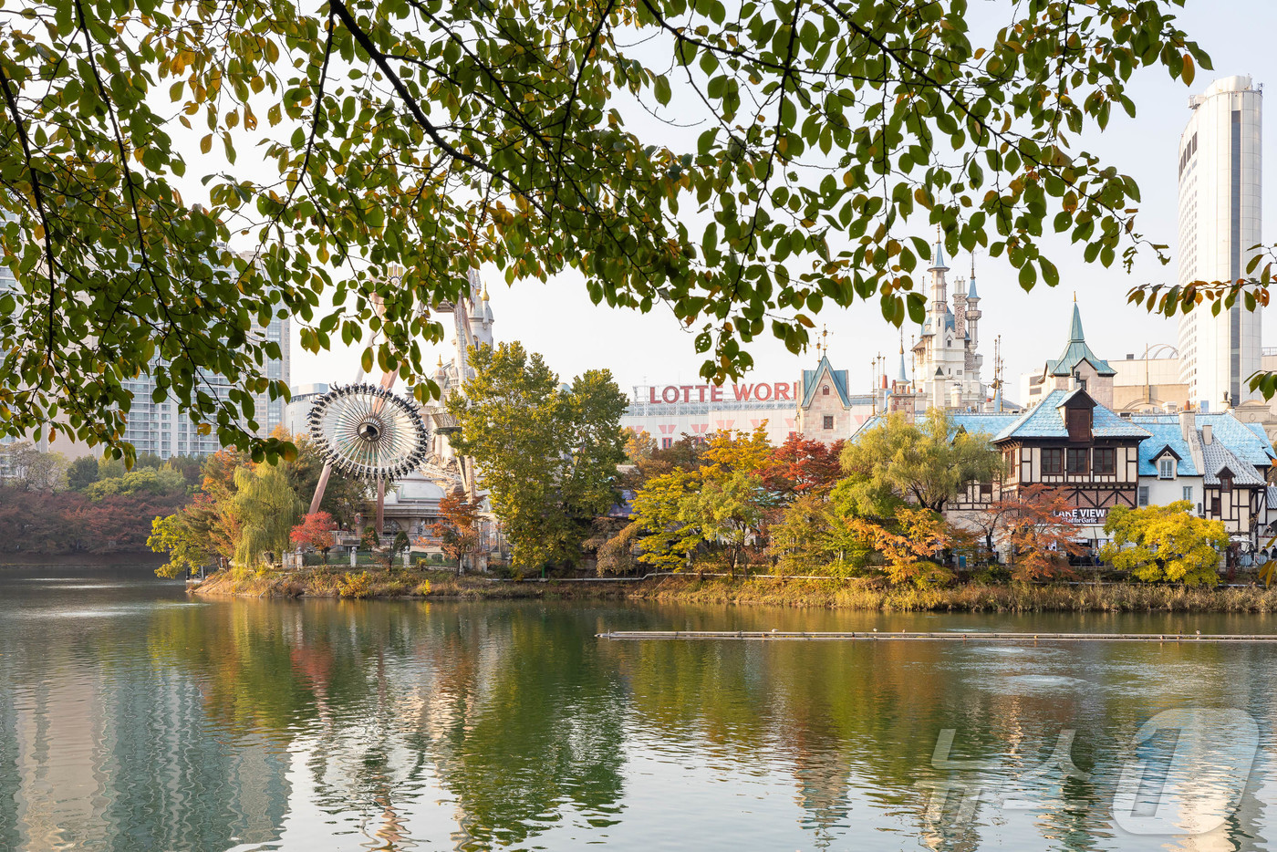 (서울=뉴스1) = 롯데월드 어드벤처의 실외 공간인 ‘매직아일랜드’는 서울 도심 한가운데의 단풍 명소이자, 이색적인 위치에서 가을 풍경을 조망할 수 있는 특별한 나들이 장소로 주목 …