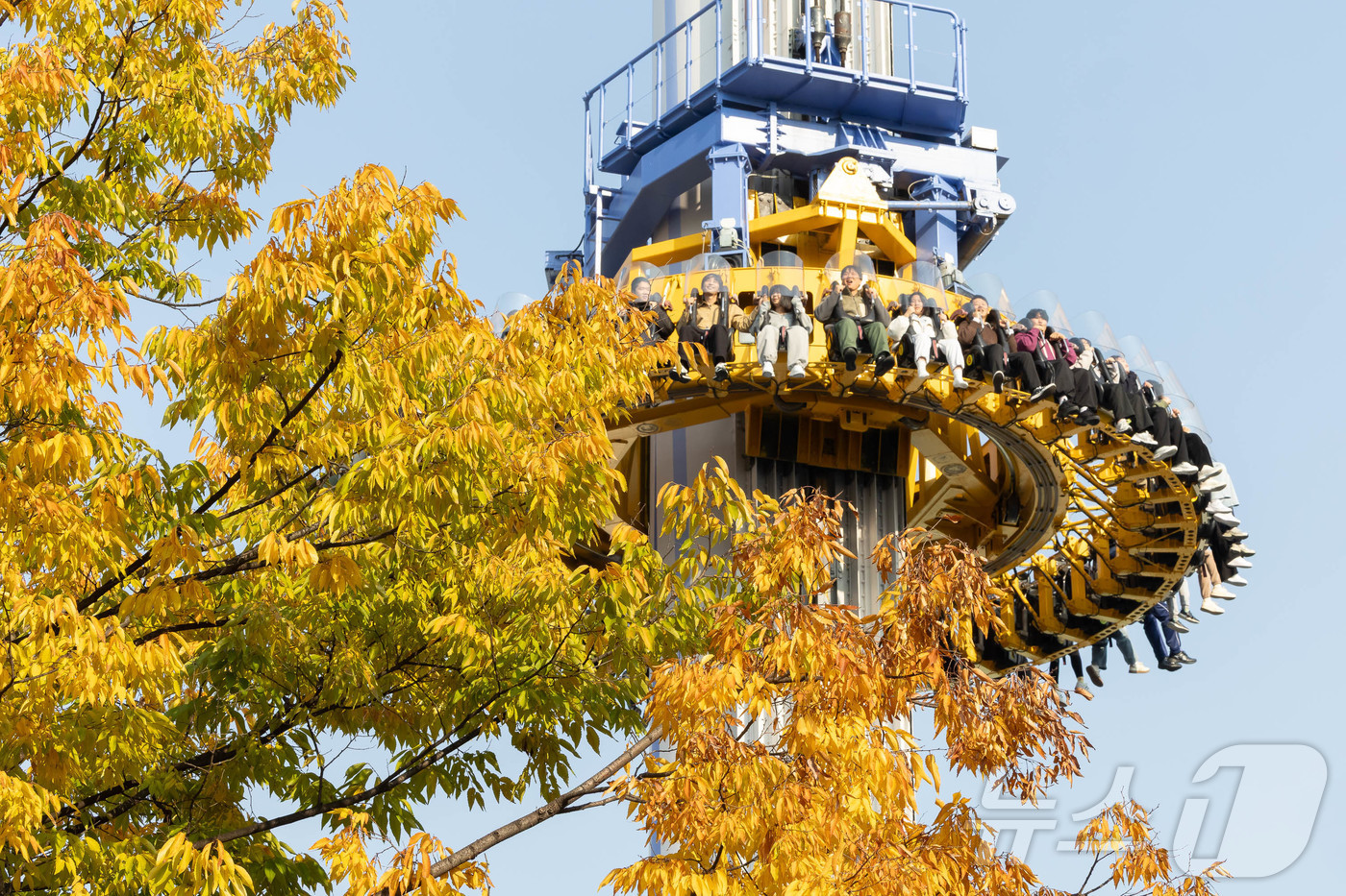(서울=뉴스1) = 롯데월드 어드벤처의 실외 공간인 ‘매직아일랜드’는 서울 도심 한가운데의 단풍 명소이자, 이색적인 위치에서 가을 풍경을 조망할 수 있는 특별한 나들이 장소로 주목 …