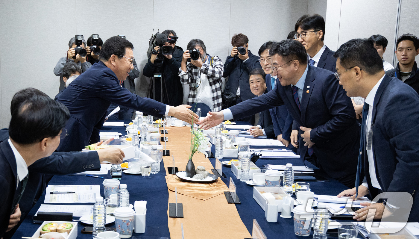 (서울=뉴스1) 유승관 기자 = 윤호중 행정안전부 장관(오른쪽)과 신정훈 국회 행정안전위원장이 5일 서울 여의도 국회에서 열린 2026년도 예산안 등 논의를 위한 행정안전위원회 당 …