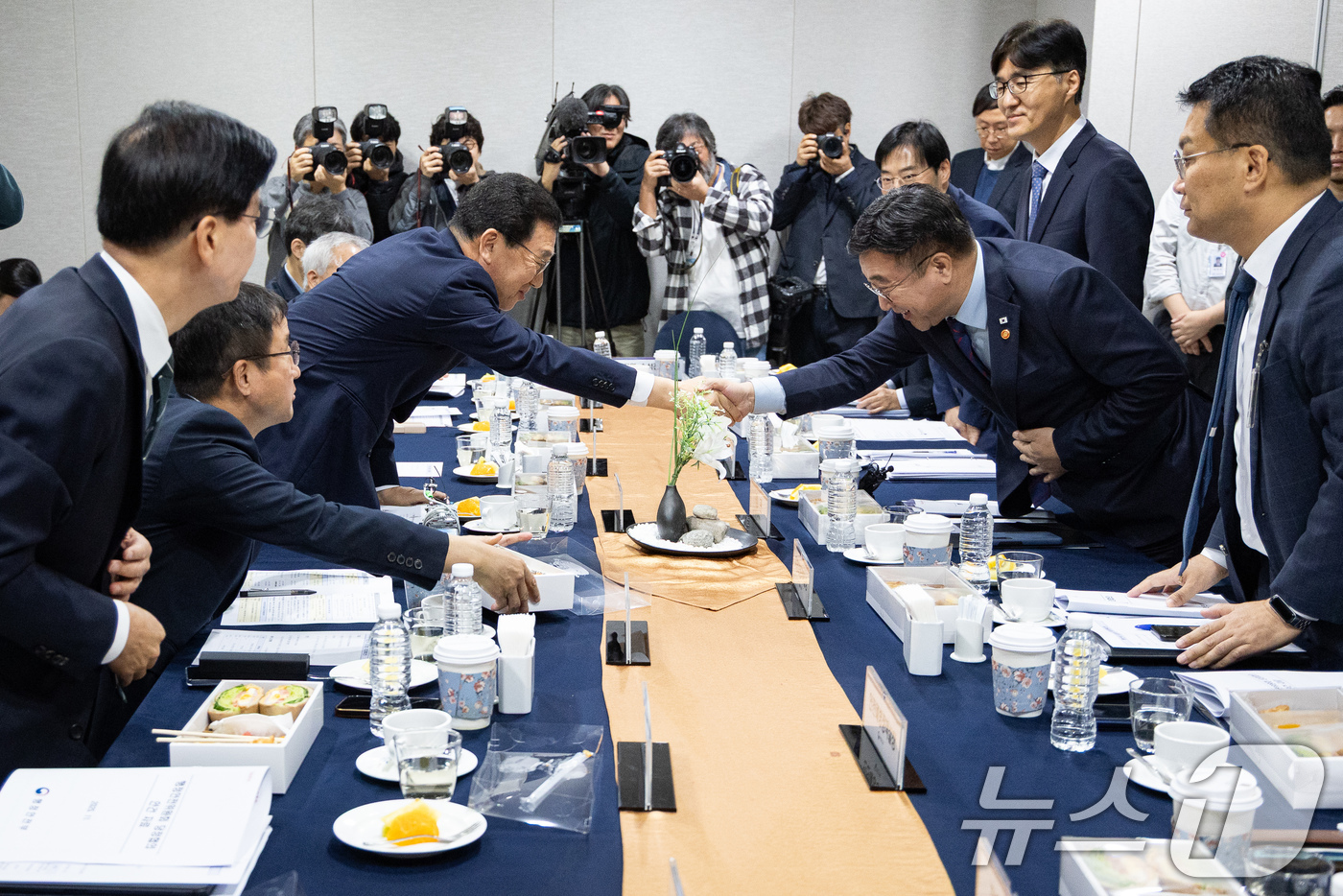 (서울=뉴스1) 유승관 기자 = 윤호중 행정안전부 장관(오른쪽)과 신정훈 국회 행정안전위원장이 5일 서울 여의도 국회에서 열린 2026년도 예산안 등 논의를 위한 행정안전위원회 당 …
