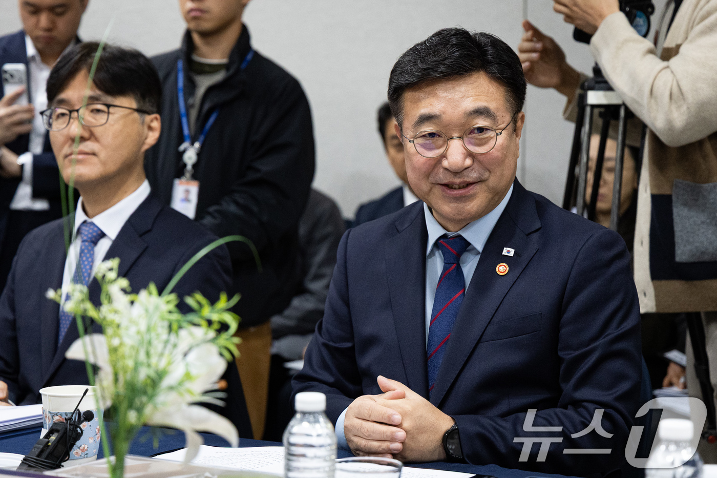 (서울=뉴스1) 유승관 기자 = 윤호중 행정안전부 장관이 5일 서울 여의도 국회에서 열린 2026년도 예산안 등 논의를 위한 행정안전위원회 당정협의에서 모두 발언을 하고 있다. 2 …