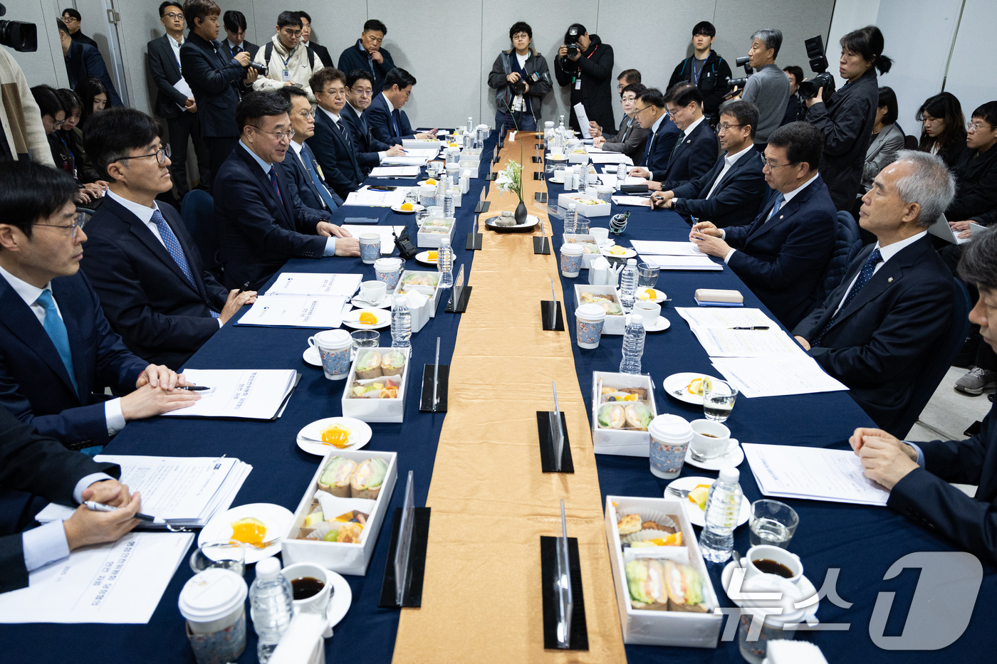 (서울=뉴스1) 유승관 기자 = 윤호중 행정안전부 장관이 5일 서울 여의도 국회에서 열린 2026년도 예산안 등 논의를 위한 행정안전위원회 당정협의에서 모두 발언을 하고 있다. 2 …