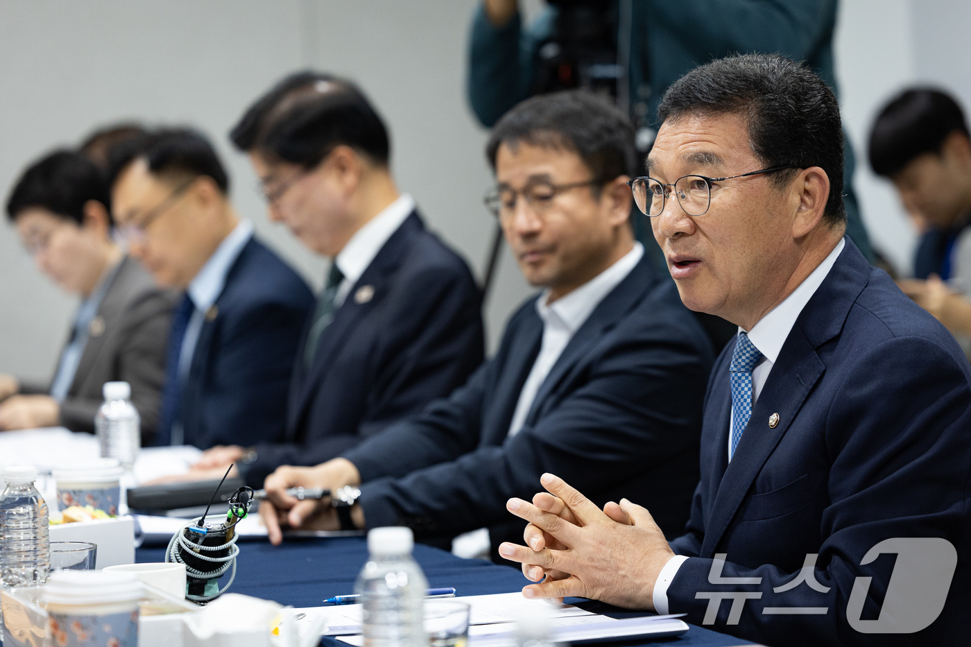 (서울=뉴스1) 유승관 기자 = 신정훈 국회 행정안전위원장이 5일 서울 여의도 국회에서 열린 행정안전부 2026년도 예산안 등 논의를 위한 행정안전위원회 당정협의에서 모두 발언을 …