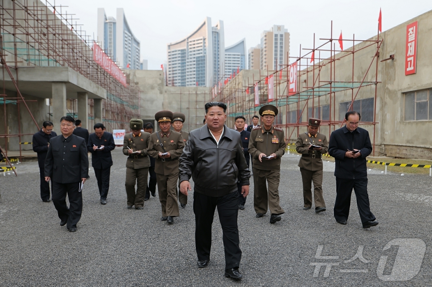 (평양 노동신문=뉴스1) = 북한 노동당 기관지 노동신문은 5일 "김정은 동지께서 4일 학용품공장과 교구비품공장 건설사업을 현지지도하셨다"고 보도했다. [국내에서만 사용가능. 재배 …