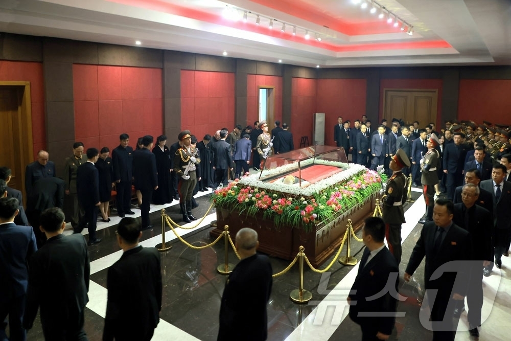 (평양 노동신문=뉴스1) = 북한 노동당 기관지 노동신문은 5일 "김영남 동지의 서거에 당, 정권, 무력기관, 성, 중앙기관 일꾼(간부)들이 4일 고인의 령구를 찾아 조의를 표했다 …