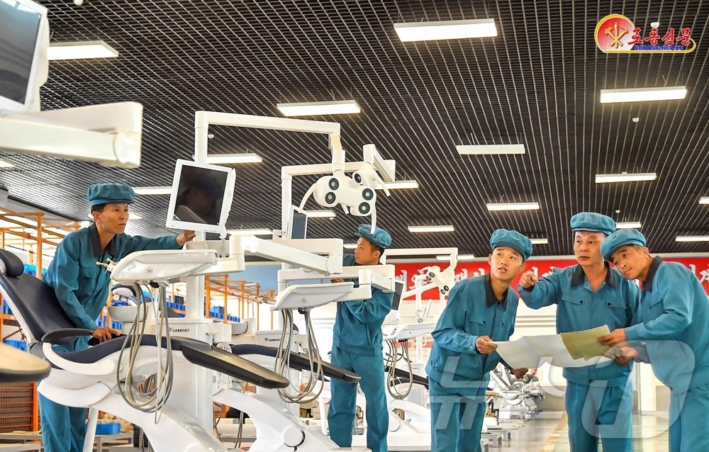 (평양 노동신문=뉴스1) = 북한 노동당 기관지 노동신문은 5일 묘향산의료기구공장을 조명하며 "제품의 질제고를 위한 기술적 문제해결에 힘을 넣고 있다"고 보도했다. [국내에서만 사 …