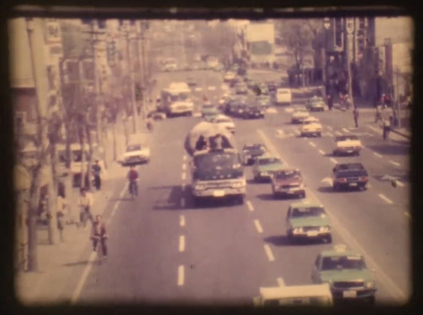 본문 이미지 - 박현기_도심을 지나며_8mm_03 &#40;갤러리현대 제공&#41;