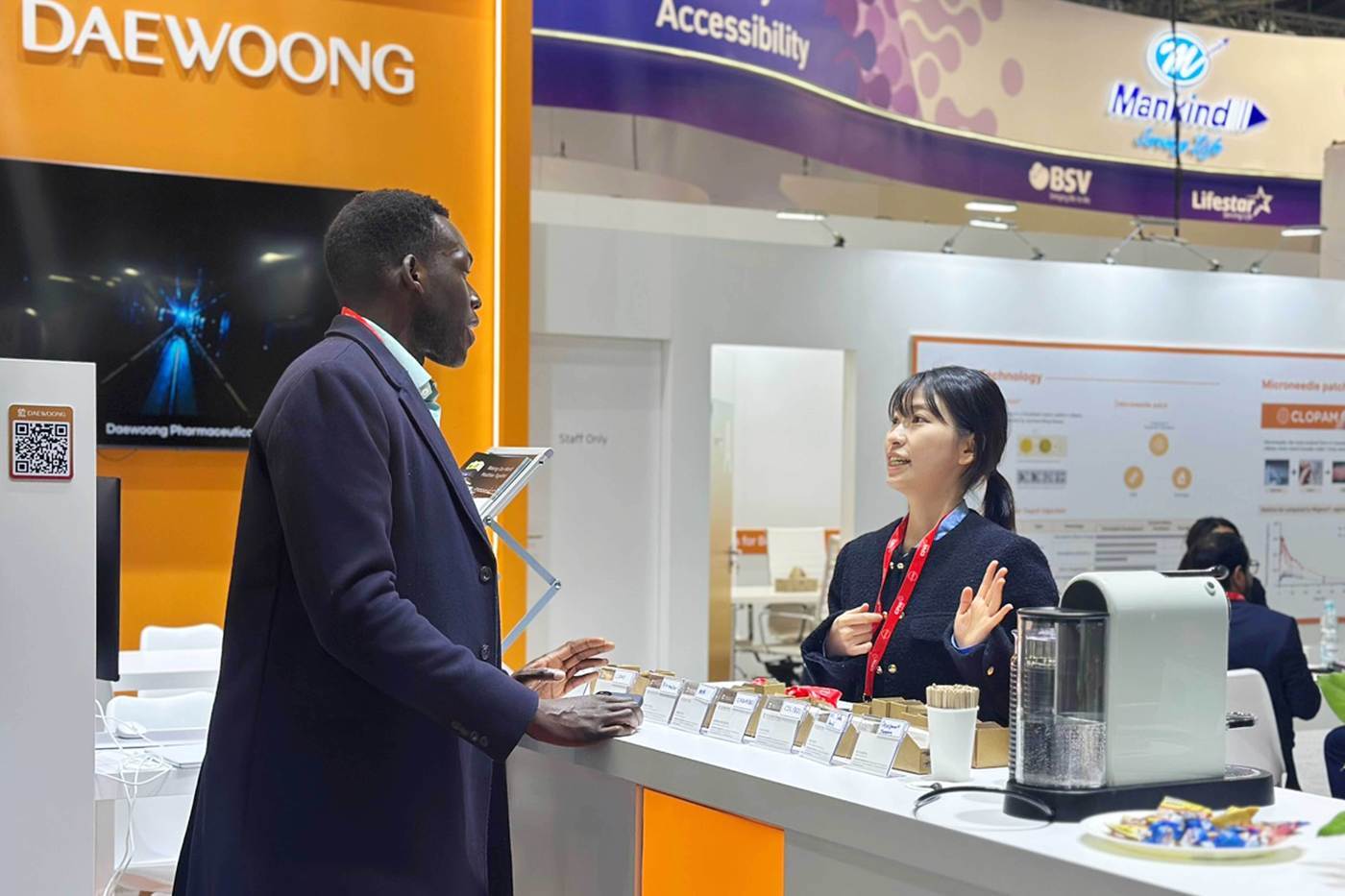 본문 이미지 - 대웅제약 부스에서 해외 바이어가 질문하고 있다. /대웅제약 제공