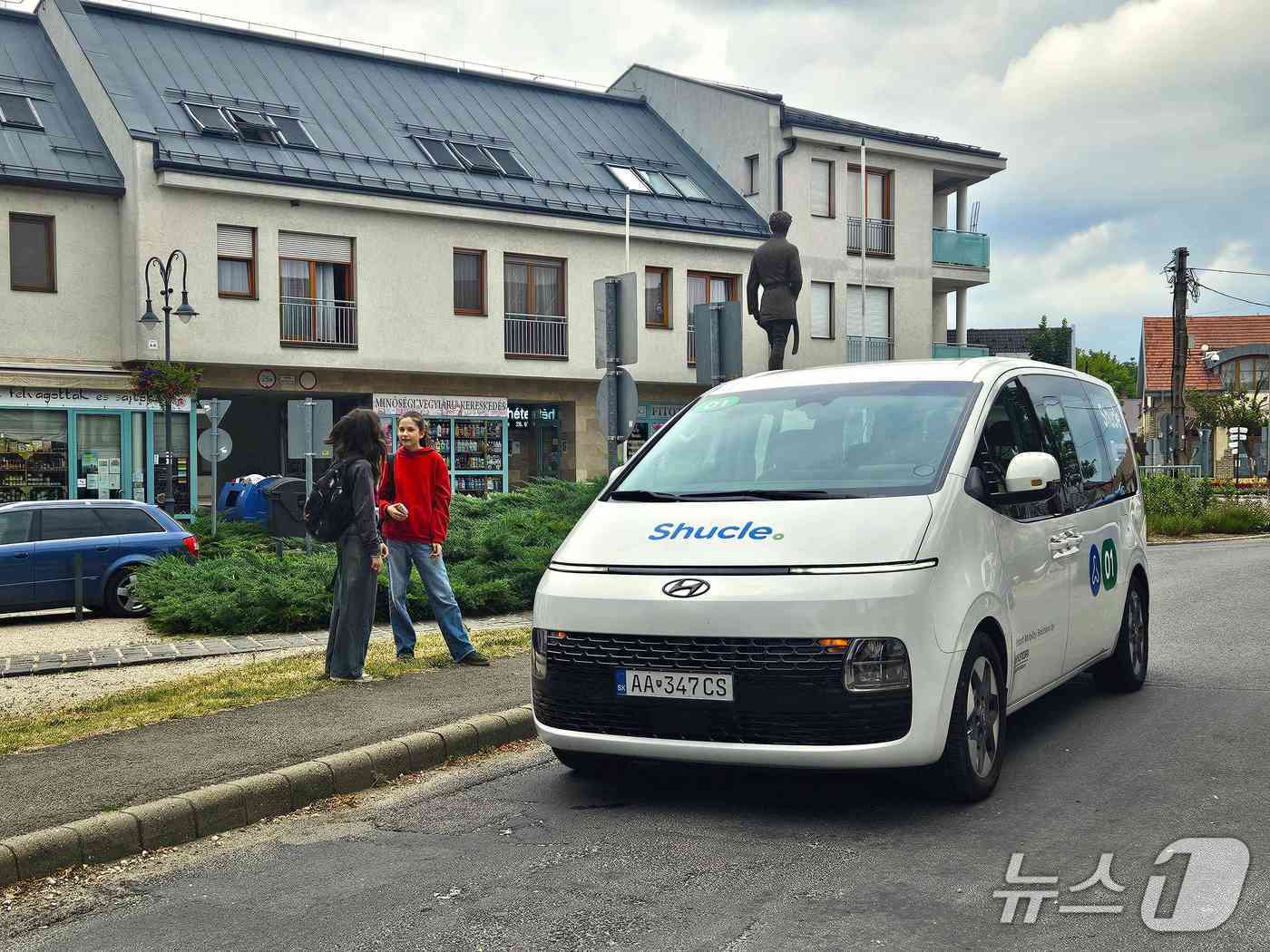 본문 이미지 - 헝가리 북부 괴될뢰 지역에서 지난 8월부터 10월까지 약 11주간 운영된 현대자동차·기아의 수요응답교통 &#39;셔클&#39;을 지역 주민들이 이용하는 모습&#40;자료사진. 현대차·기아 제공&#41;. 2025.11.05.