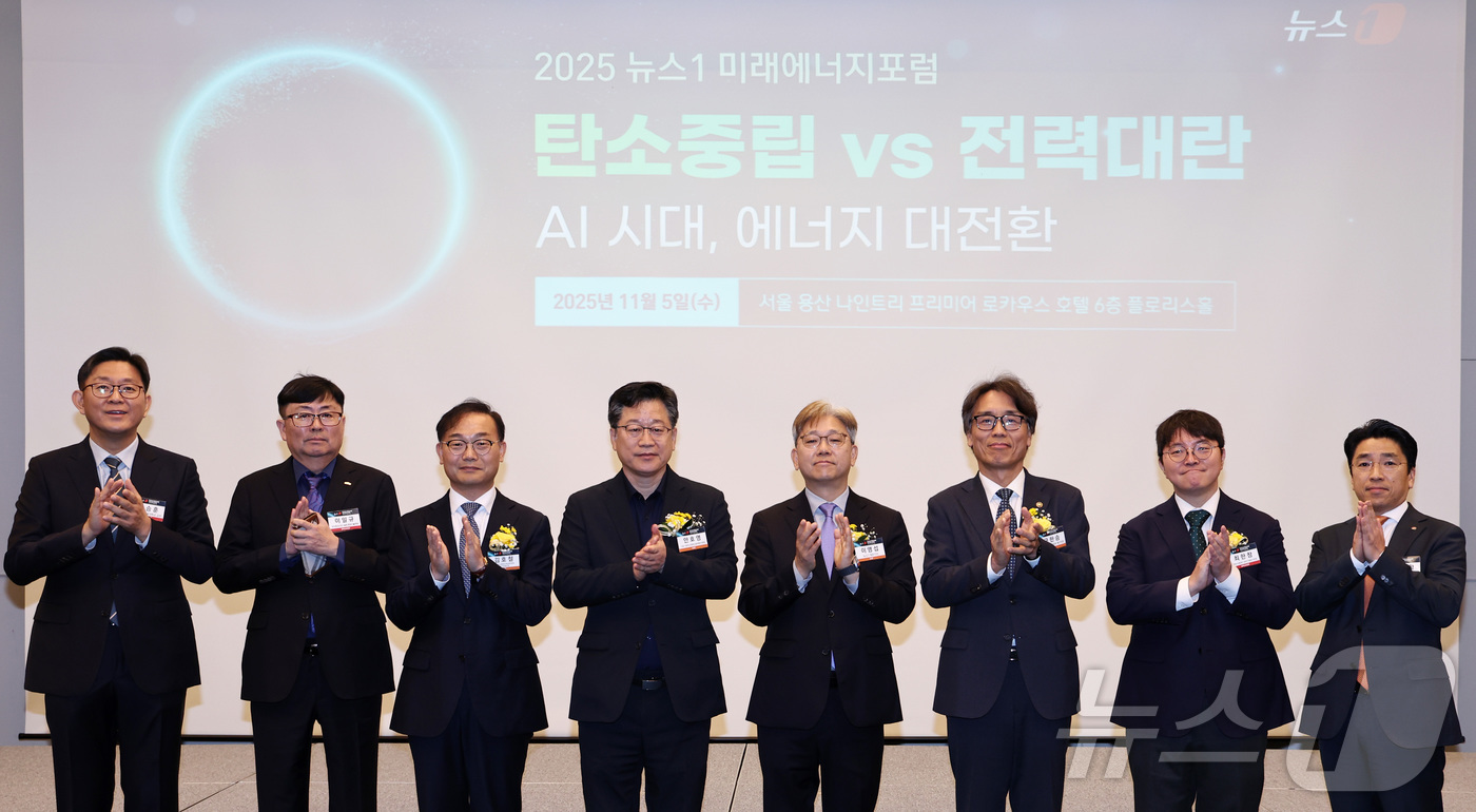 (서울=뉴스1) 구윤성 기자 = 안호영 국회 기후에너지환경노동위원장과 이영섭 뉴스1 대표이사 등 참석자들이 5일 오전 서울 용산구 나인트리 프리미어 로카우스 호텔 용산에서 '탄소중 …