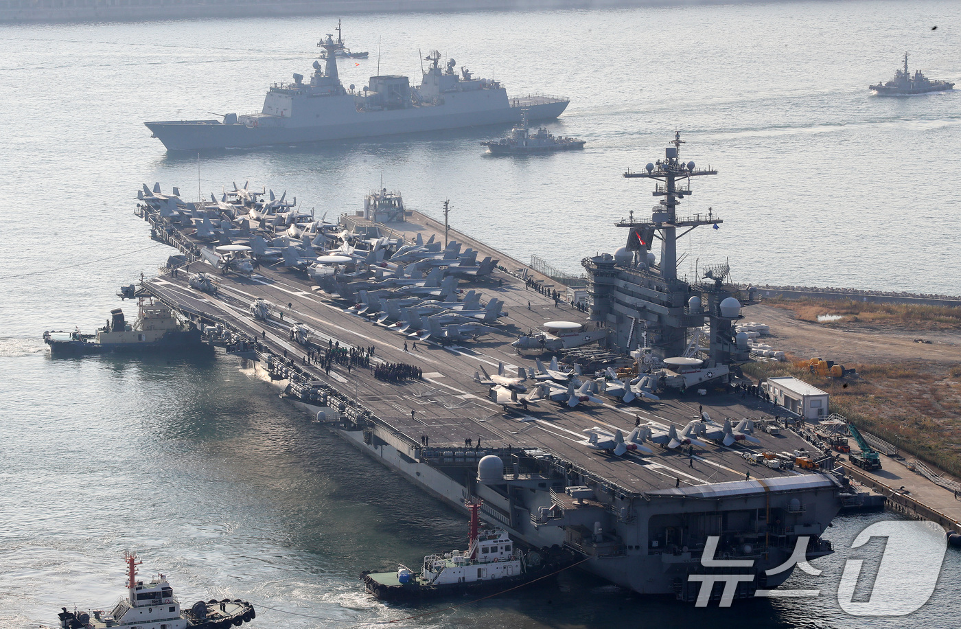 (부산=뉴스1) 윤일지 기자 = 미국 해군 핵추진 항공모함 '조지워싱턴함'(CVN-73)이 5일 오전 부산 남구 해군작전사령부 부산작전기지에 입항하고 있다.길이 333m, 폭 78 …