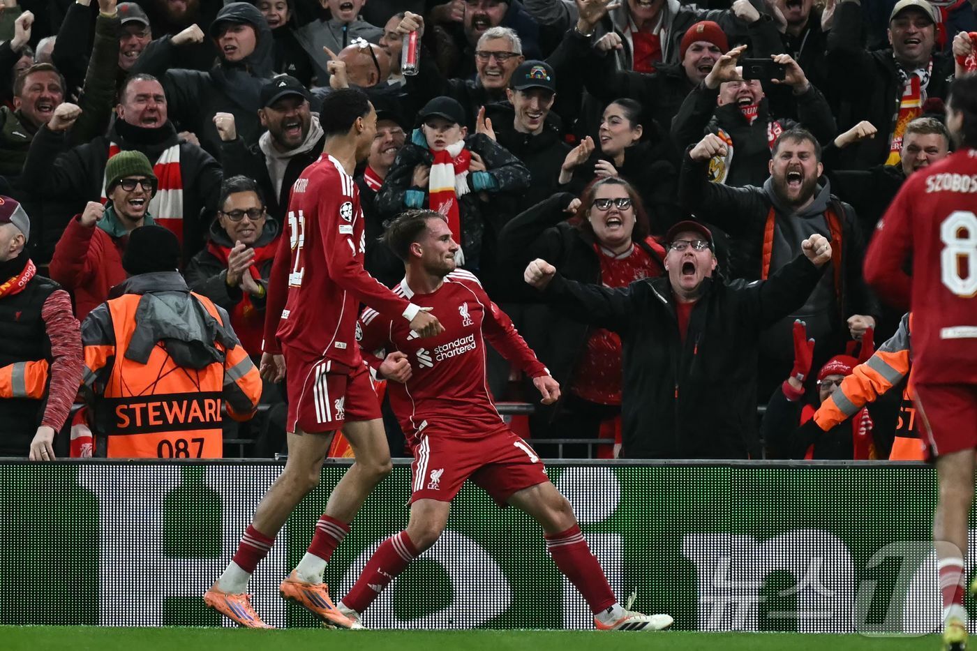 본문 이미지 - 레알 마드리드 상대로 득점을 기록한 리버풀의 알렉시스 맥앨리스터&#40;왼쪽 두번째&#41;가 골 세리머니를 하고 있다. ⓒ AFP=뉴스1